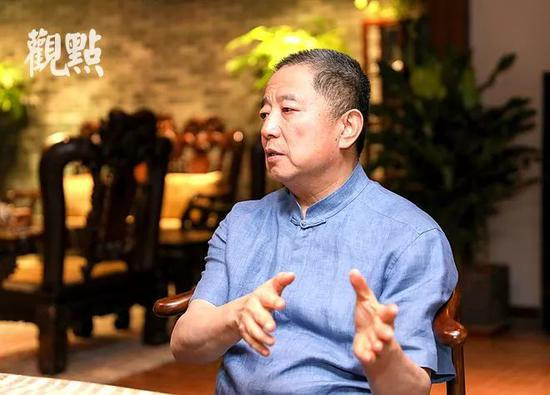  胡葆森，中国企业家俱乐部理事、建业控股有限公司董事局主席