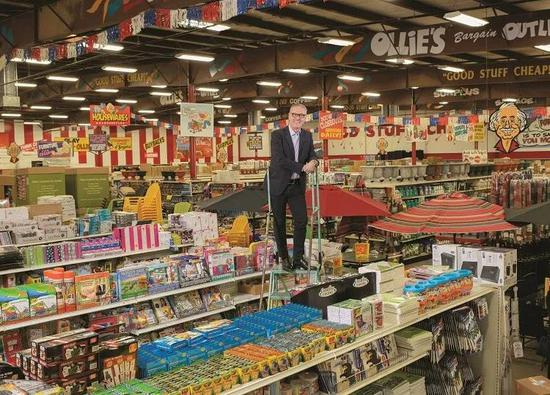 Mark Butler 在位于宾州Harrisburg的Ollie's门店。门店后部就是公司的总部所在。图片来源：DR