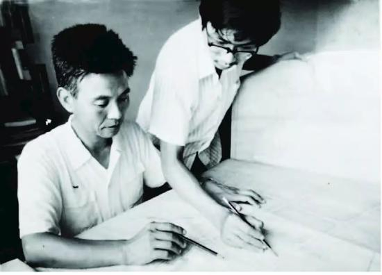 绘制新龙港第一份规划图的陈定模（左）