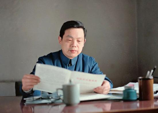 ▲吕培俭在工作&nbsp;