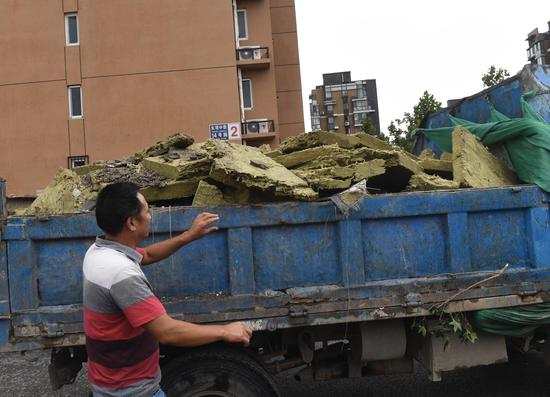 散落在小区里的保温材料被清理走。新京报记者 吴宁 摄