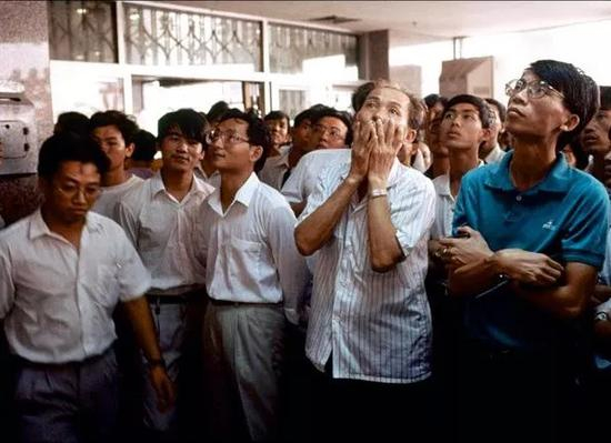 营业部看盘的股民，1996年