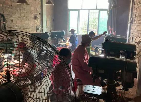  榜头镇的木珠制作车间 林春挺 摄