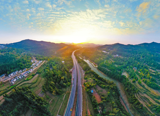 中国能建葛洲坝集团投资建设的巴万高速公路