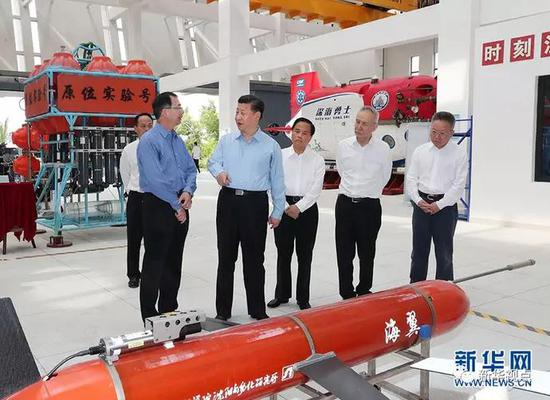 浩瀚南天，浪涛奔涌，尽显英雄本色。