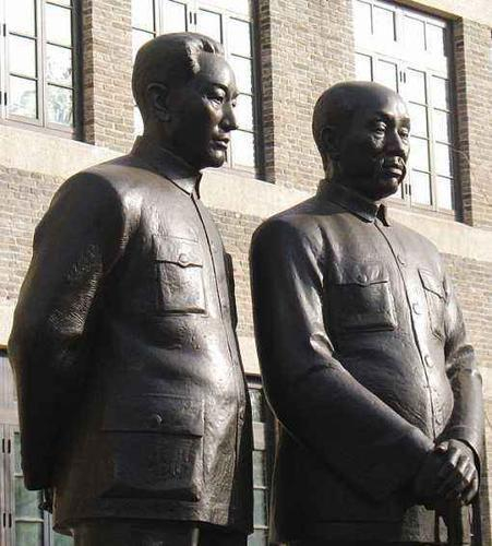 　董必武、南汉宸塑像
