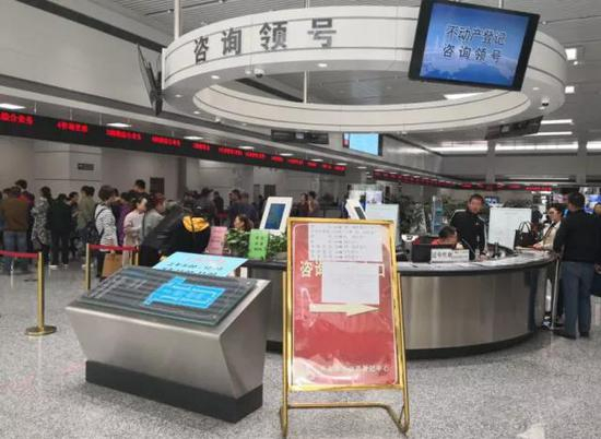 △ 午休时间丹东市不动产登记和房屋交易大厅依旧熙熙攘攘