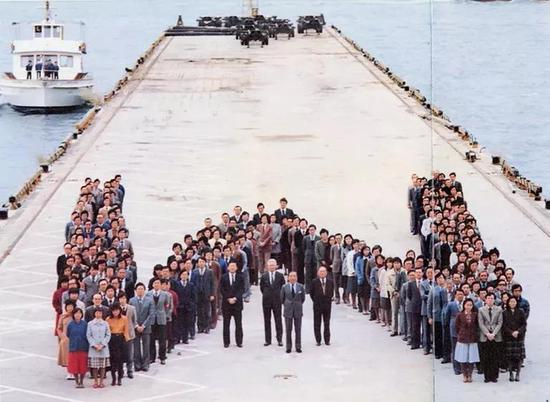 ▲&nbsp;包玉刚和员工在香港海港城码头