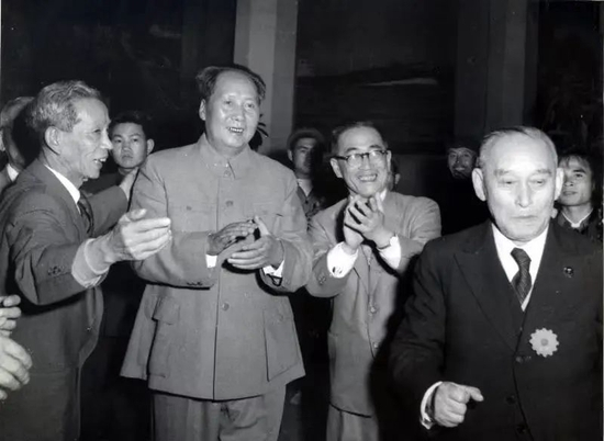 　△1956年10月6日，毛泽东同志在北京参观应中国贸促会邀请来华举办的日本商品展览会