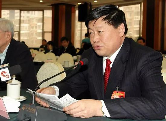 张士平一手打造的纺织和铝业王国，正式步入了二代时期。