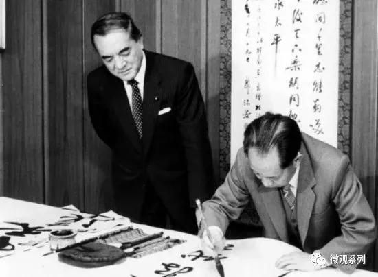 　　中曾根康弘（左）