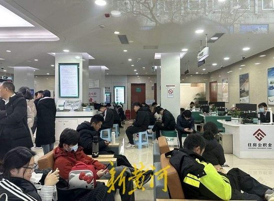 银行大厅坐满了等待兑换纪念币钞的顾客