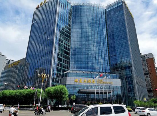 凌志集团旗下的煤炭大酒店， 是该集团总部所在地。7月21日夜， 凌志集团多名涉黑人员在此落网。 摄影/周群峰