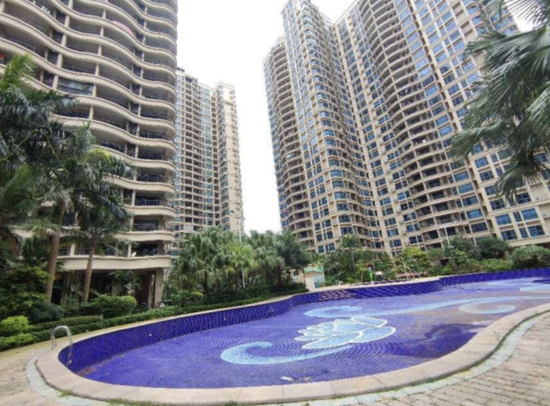 　　两个不同小区内的泳池：正常营业和干涸状态 | 每经记者 陈荣浩 摄