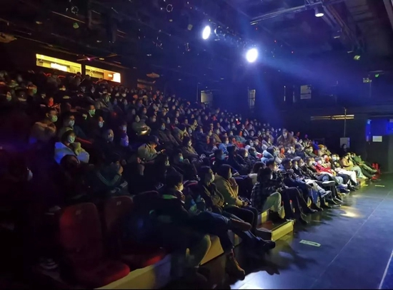 现场观看脱口秀节目的观众。受访者供图