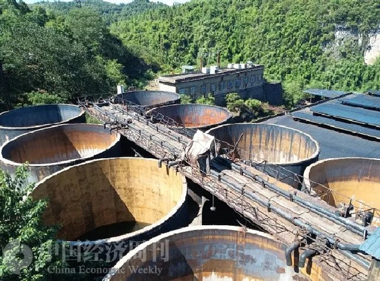 坐落在秀山县大山中的一电解锰冶炼企业生产设备开始生锈 摄影：《中国经济周刊》记者 石青川