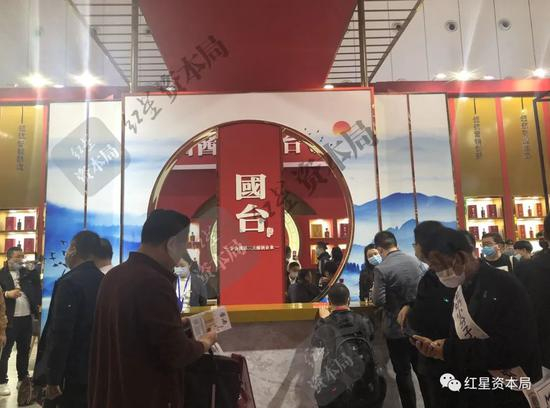 国台酒销售现场 李伟铭摄