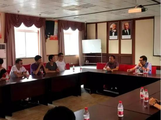 池方燃（右1）向平阳退役军人分享创业经验