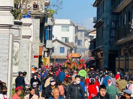 疫情防控未升级前的双廊，已有部分游客戴上口罩&nbsp;受访者供图