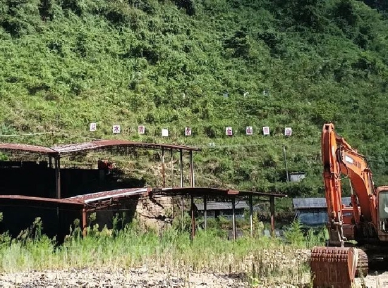 秀山县一锰矿企业停产后，厂房和一些施工设备遗落在厂区。 摄影：《中国经济周刊》记者 石青川