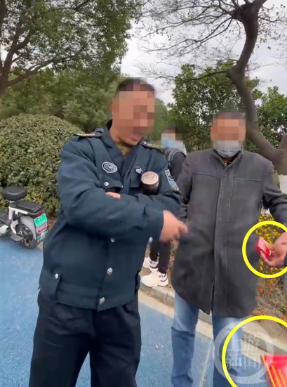 ▲11月13日，江苏昆山真爱码头景区值班保安索要香烟的画面。图片来源/视频截图