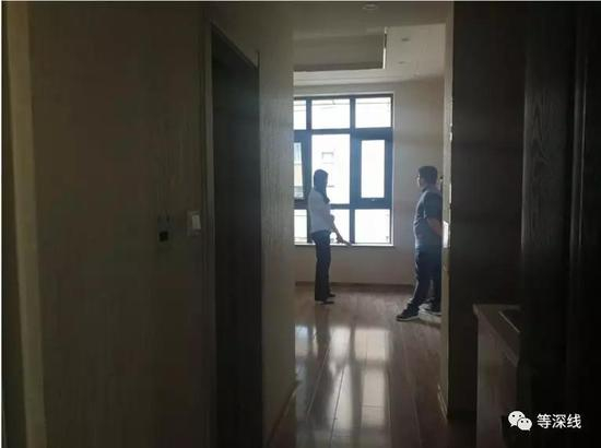  售楼人员正在向客户介绍房产距这块楼盘800米处便是育才中学 &nbsp; &nbsp;《等深线》记者 郭婧婷 摄影