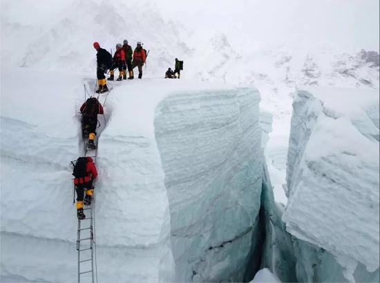 封面图 | 王石爬山途中拍摄