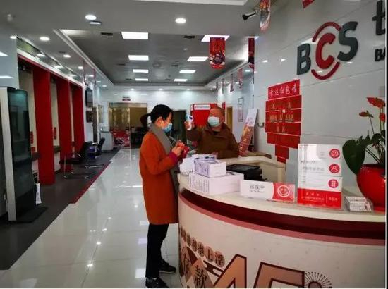 刘想到同志为客户测量体温