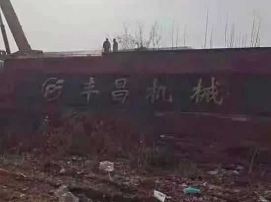 涉事地点还挂着机械厂的牌子，实际上该公司已经搬走，房东将闲置院落租给同乡人后被转租