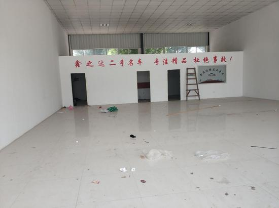 （投诉者提供鑫之达二手车公司的借贷单位摊位已空图片）