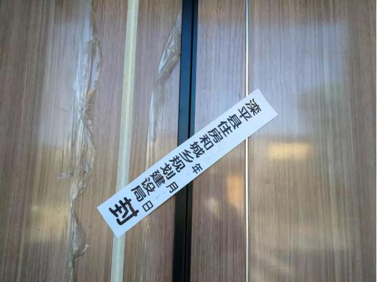 尚没拆除的39套房子，大门上贴着滦平县住建规划局的封条&nbsp; 中房报记者 向军 / 摄
