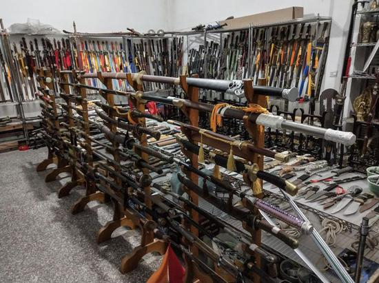 王爱央的影视刀剑店今年的销量至少要减少一两成