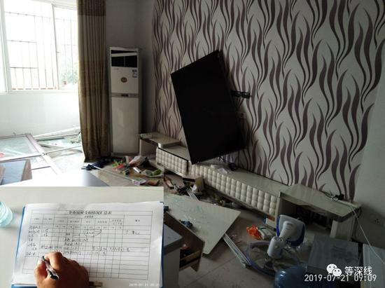 距离爆炸损毁最严重的区域789米的住户家中，电视、空调、抽油烟机等家电、家具等严重受损，但当地政府工作人员只统计门窗损坏情况，不统计其他受损情况，导致一些冲突。右下角嵌入图为该市政府工作人员正在填写的《全市房屋受损情况汇总表》，统计项目只包括门窗受损情况。《等深线》记者&nbsp;程维 摄影