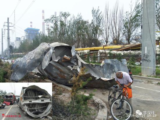 C套空分装置的罐体的一部分，被爆炸掀飞至爆炸损毁最严重的区域外240米处的公路上，罐体严重撕裂、扭曲、变形。罐体内为铝质空气分离筛。该罐体旁原有的约40米白色方形钢质高塔，在事故前的高度，相当于图中远处3座高塔高度的一半高。该白色方塔在爆炸中基本上荡然无存。《等深线》记者&nbsp;程维 &nbsp;摄影