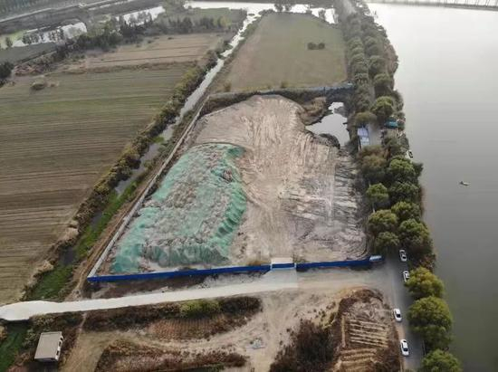 堆放脱硫石膏的土地周围，是村民的麦田。刘言摄