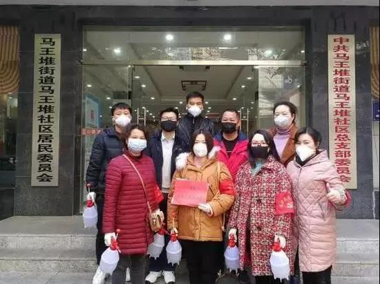 马王堆社区党员先锋消杀队，第一排左二为姚雅君同志