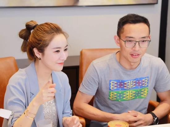 2019年，贵州省普安县扶贫办副主任樊阳升进入薇娅直播间。图/受访者提供