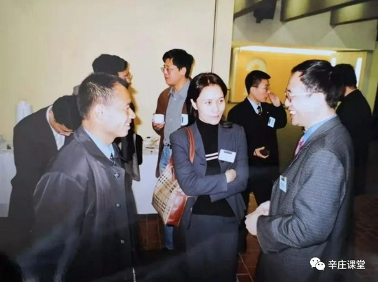 杨小凯与李宁（左）、肖瑞（中）在蒙纳士大学交谈（2002年夏）
