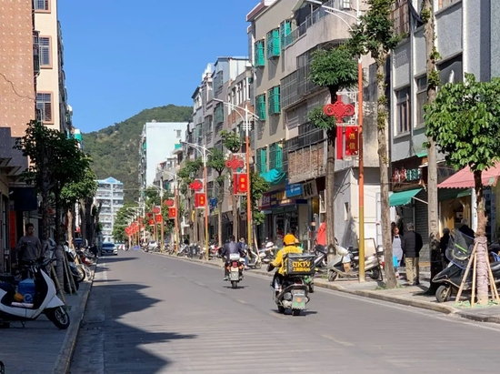 兼职骑手在工厂订单较少时会选择送外卖，渡过短暂的淡季