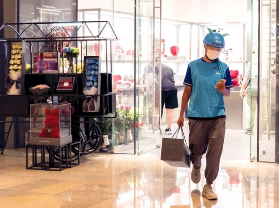 ▲骑手配送鲜花