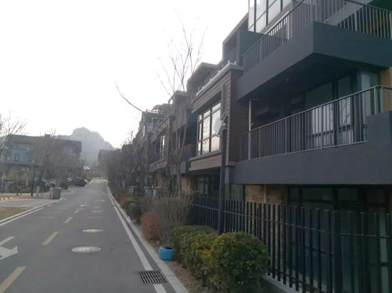 高出一楼的路面