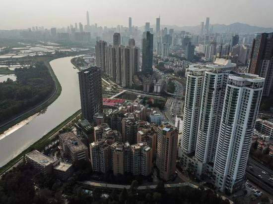 2018年3月15日，现在的渔民村和背后的深圳。新京报记者浦峰 摄