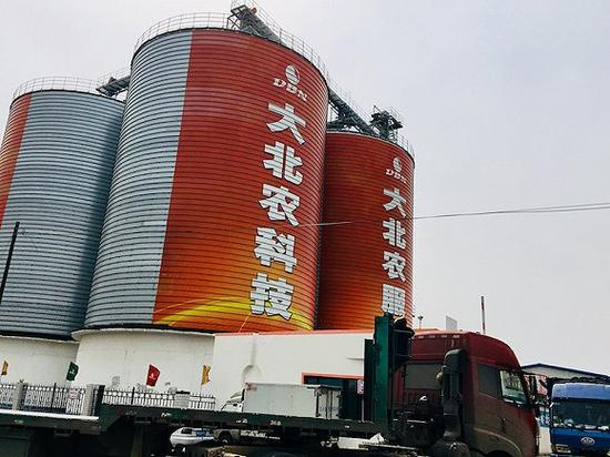黑龙江宾县，东北猪场增多，大北农的饲料工厂也日夜运转 摄影：赵晓娟