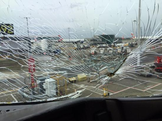 2015年，美国航空199航班飞行过程中除霜系统出现短路，将风挡玻璃烤炸
