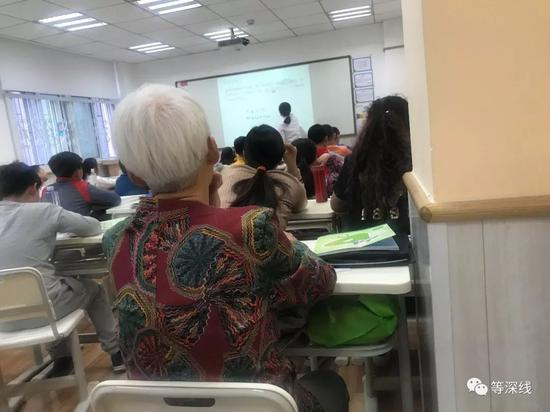 学而思班上，一位老人替孙女前来上课。《等深线》记者 张晓迪 摄影
