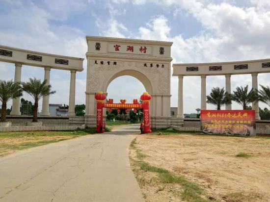 官湖村位于广东湛江遂溪县城东北7公里处，两个多月前，这里因为富豪捐别墅风波引起舆论关注。摄影：田甜
