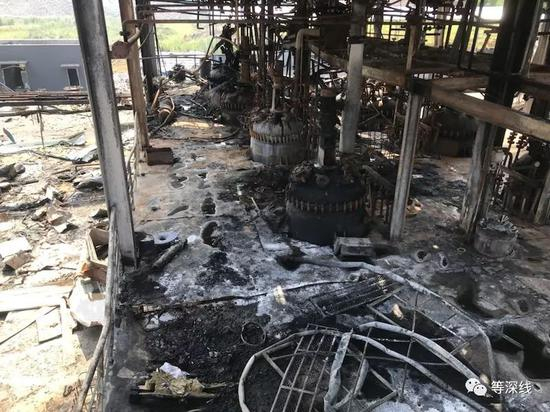 　　本次爆炸的第二车间二楼，右下角一些零碎变色钢件覆盖的坑状处，即为爆炸的反应器所在位置。 &nbsp;&nbsp;《等深线》记者 程维 摄影