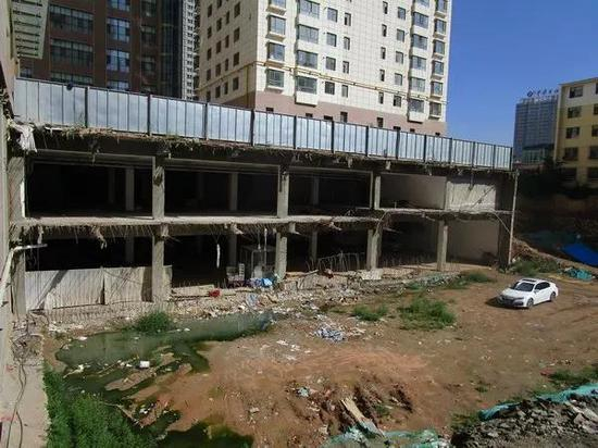 越州国际广场烂尾楼裸露的钢筋已是锈迹斑斑