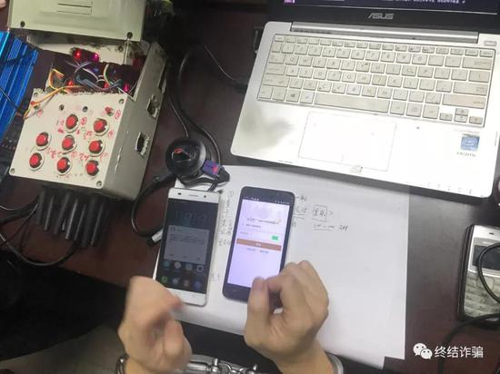 小A在现场演示社工手段，请忽略他手腕上的“银手镯”