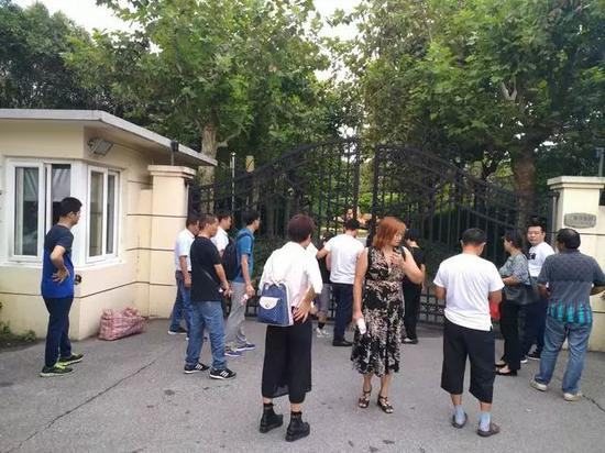 　9月13日，中科建飞门口，业主追要购房款无果 中房报记者 向军&nbsp;/&nbsp;摄